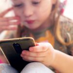 zakon-koji-deci-ogranicava-upotrebu-telefona-na-dva-sata